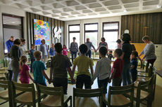 Kinderkarfreitagsliturgie im Gemeindezentrum (Foto: Karl-Franz Thiede)